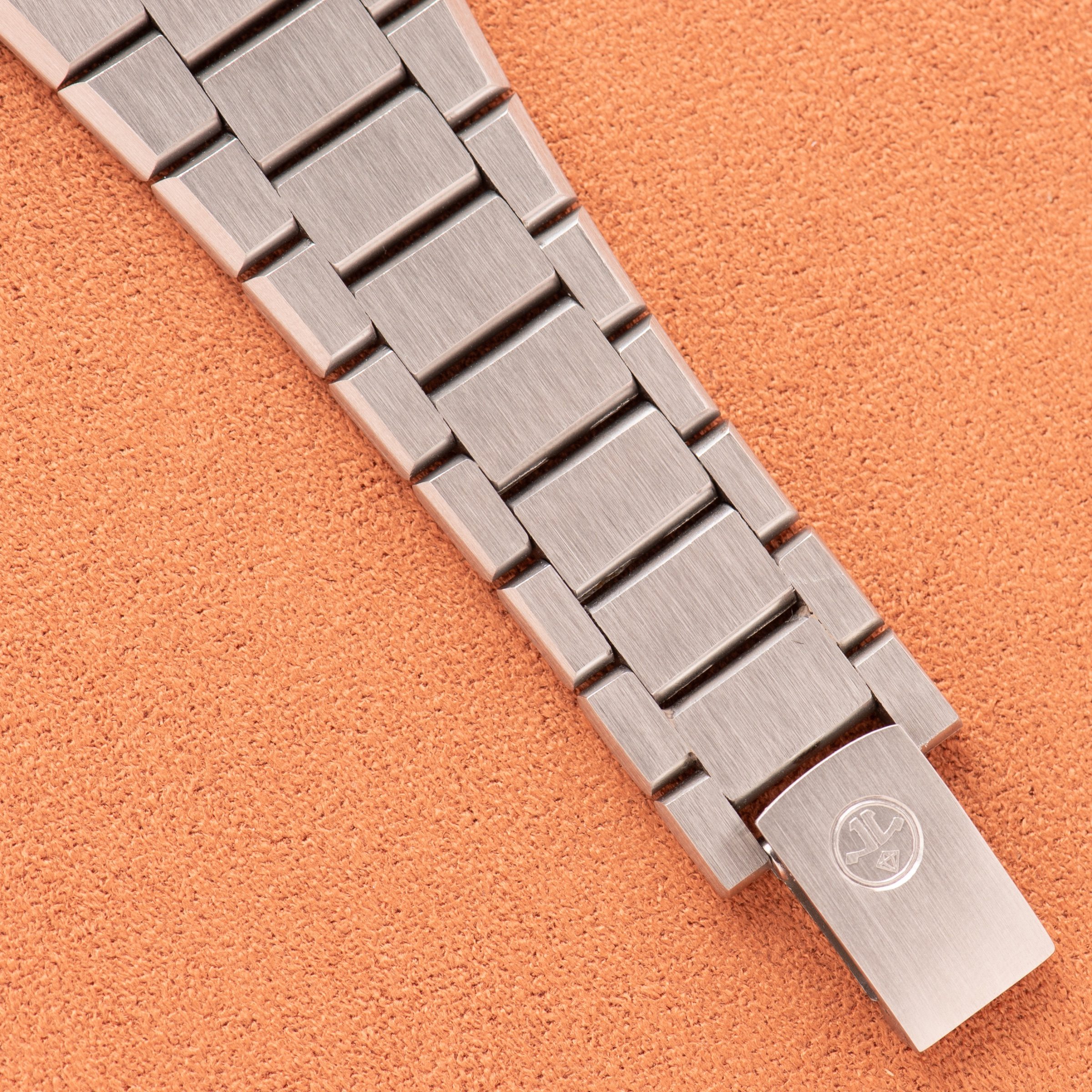 View of Jaeger-LeCoultre Master-Quartz — silver dial — Ref. 23302-42 — 1970